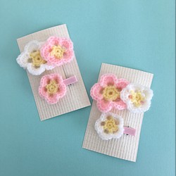 春待つお花のベビーヘアクリップ　二個セット　手編み　梅・桃の花　和風 1枚目の画像