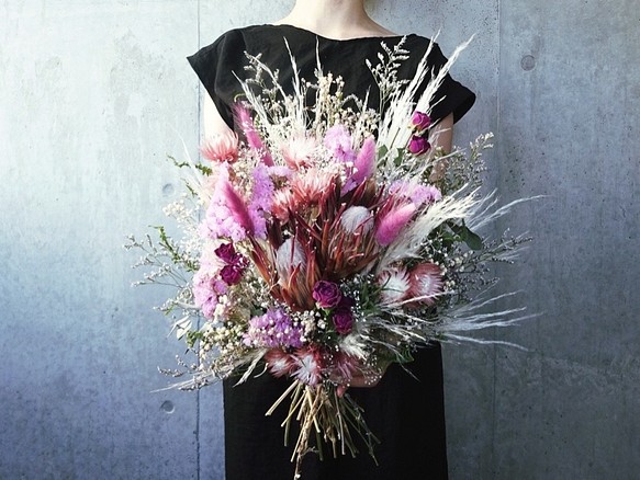 【人気】おしゃれピンク系小花を細かく束ねたブーケ ドライフラワー スワッグ プレゼント 花束 1枚目の画像