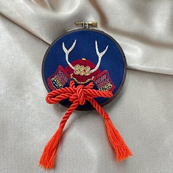 【参考商品】真田幸村の兜飾り　コンパクトな刺繍枠飾り 1枚目の画像