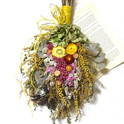 【再販、受注制作】ミモザとペーパーベリー&紫陽花と貝殻草のスワッグ 1枚目の画像