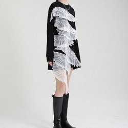 秋の女性の不規則な天使の羽対照的な色のT-スカートデザインセンスブラック長袖ドレス 1枚目の画像