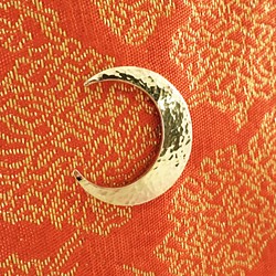 アラビアの月◆真鍮鍛金ピンブローチ 1枚目の画像