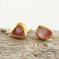 K24純金+原粉紅色尖晶石◆純金粉紅色尖晶石粗糙耳釘 第1張的照片