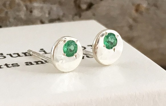 銀の満月◇エメラルド・ピアス◇Natural Emerald◇SV スタッド www