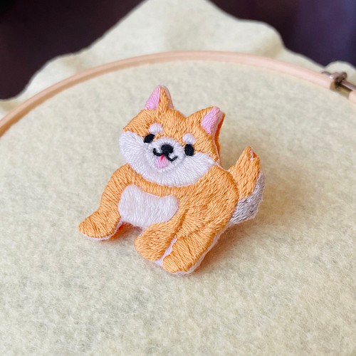 柴犬の刺繍ブローチ ブローチ rosycosy.mh 通販｜Creema(クリーマ)