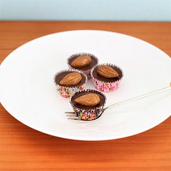 逼真的杏仁巧克力假糖果磁鐵 第1張的照片