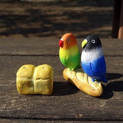 ボタンインコのペア　食パンとフランスパンの台座付き 1枚目の画像