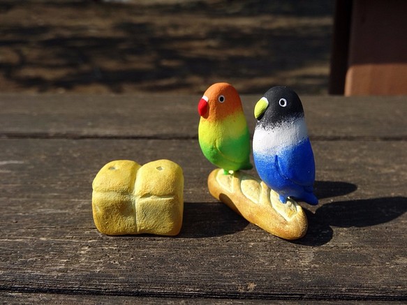 ボタンインコのペア　食パンとフランスパンの台座付き 1枚目の画像