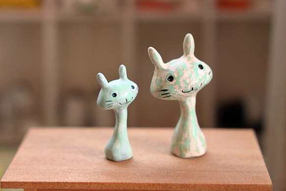 キノコっぽい緑色のネコ【大小２体セット】 1枚目の画像