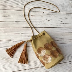 幾何学模様のスパンコール刺繡　ミニドローストリングバッグ（サークル）ベージュ 1枚目の画像