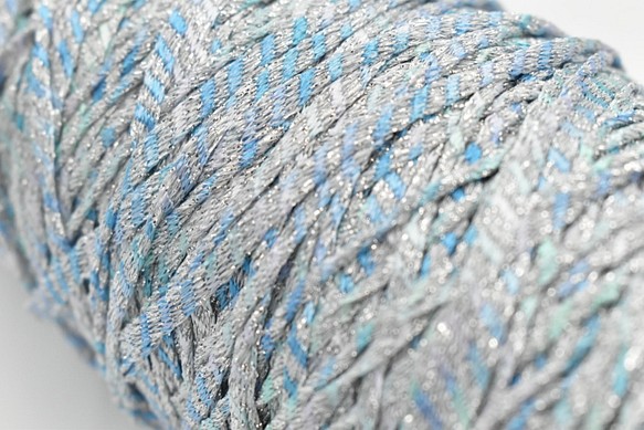 ライトブルーシルバー ラメ (40g) 手編み、手芸に適した編み物が楽しくなる毛糸！ バッグ小物作製にも 1枚目の画像