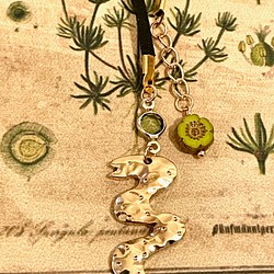 金の蛇と緑の花のブックマーク　栞　しおり　紐タイプ／ゴールド・ブラック 1枚目の画像