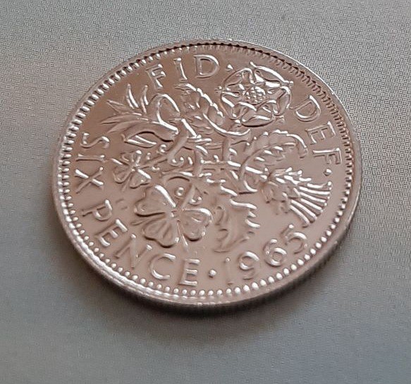 幸せのシックスペンス イギリス  ラッキー6ペンス 英国コイン  美品です 本物 19.5mm 2.8gram 1枚目の画像