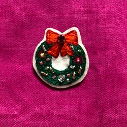 クリスマスリースの刺繍ブローチ 1枚目の画像