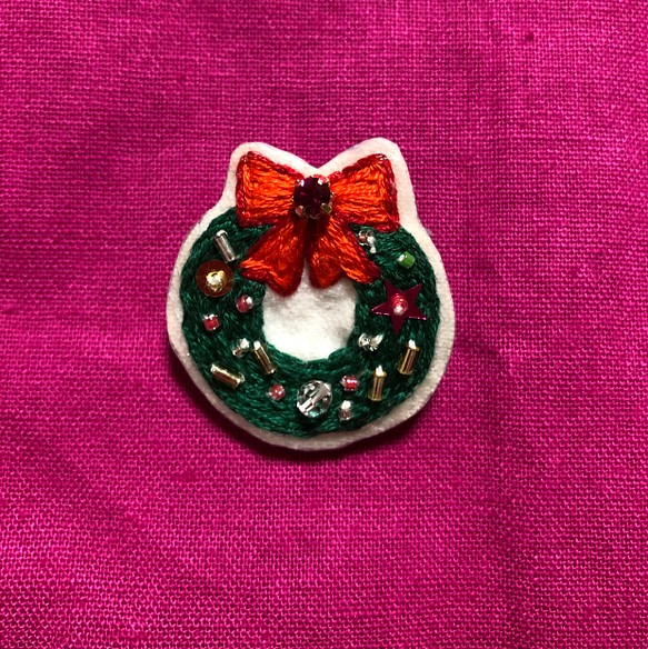 クリスマスリースの刺繍ブローチ 1枚目の画像