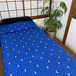 トルコ　シュニール織　月と星のブルーのベッドカバー(シングルサイズ　225cmx165cm ) 1枚目の画像