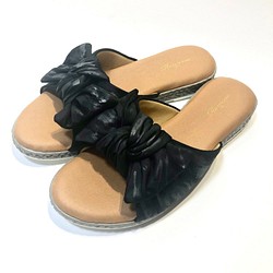 【實物 M 碼 2300 日元折扣 SALE】可愛大緞帶雙色穆勒涼鞋（黑色隨機） 第1張的照片