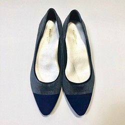 [24cm / Outlet產品，半價]光滑的絲絨色調雙色3.5cm鞋跟高跟鞋（灰色x海軍藍） 第1張的照片