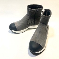 [L 碼 2,000 日元折扣 SALE] 時尚 ♪ 雙色運動鞋靴（煙灰色 x 啞光黑色） 第1張的照片