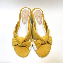“M size 實貨 / SALE”雙色穆勒涼鞋，帶有可愛的蝴蝶結結（芥末色 x 啞光白） 第1張的照片