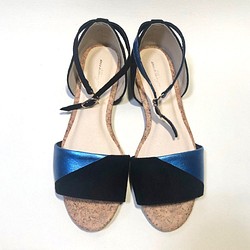 [24.0cm SALE 5,980日元→2,980日元] 美腿分離平底涼鞋（x藍銀） 第1張的照片