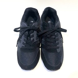 【22.0cm】輕薄時尚不對稱雙色運動鞋（雙黑） 第1張的照片