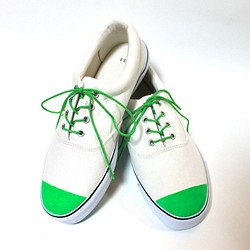 鮮綠鞋尖運動鞋 第1張的照片