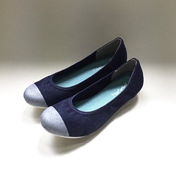 [僅22.0厘米]雙色輕巧petanko淺口鞋（海軍藍x銀色） 第1張的照片