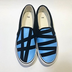 天藍色和黑色線條不對稱運動鞋（22.0厘米至29.0厘米） 第1張的照片