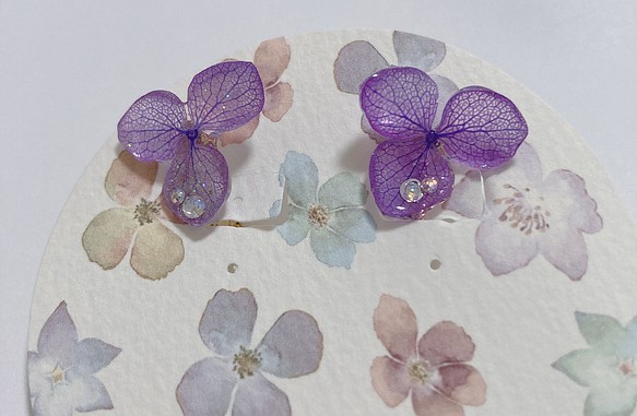 紫紫陽花のイヤリング 1枚目の画像