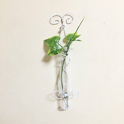 一輪挿し　壁掛け　グリーン付き　ワイヤークラフト　ホワイト　花瓶 1枚目の画像