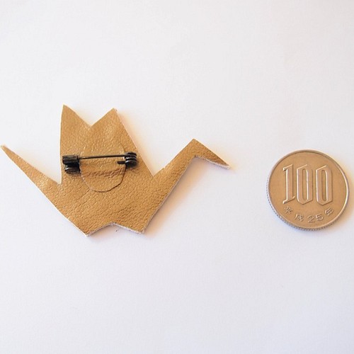 受注制作］折り鶴の刺繍ブローチ（terracotta） ブローチ un peu 通販 