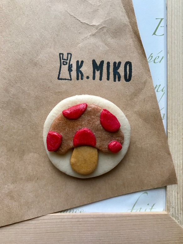 きのこマーク バッジ 小麦粘土 ブローチ K Miko 通販 Creema クリーマ ハンドメイド 手作り クラフト作品の販売サイト