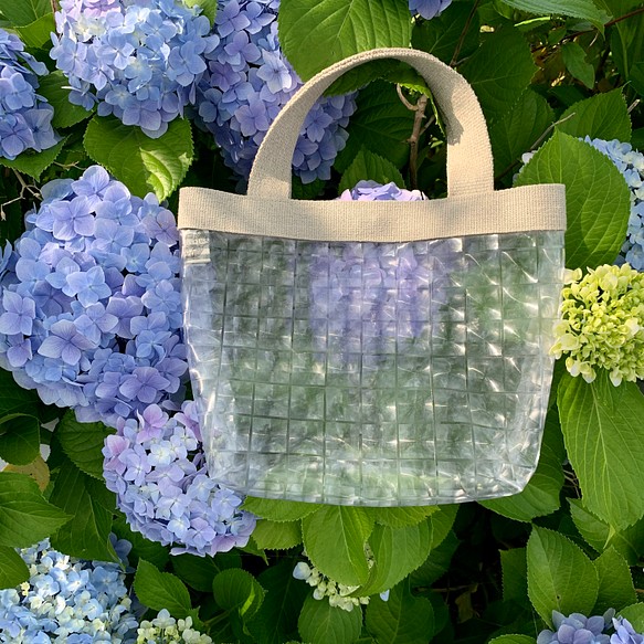 ミニバッグから始めるリネンとPVCの異素材バッグ。市松模様みたいなスクエア柄。warabi-no 1枚目の画像