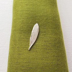 小さなオリーブ葉の純銀ピンブローチ（2.5cm） 1枚目の画像