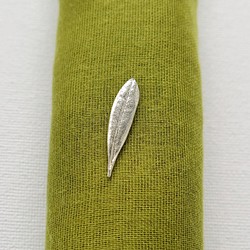 [純銀 Silver] オリーブリーフのピンブローチ（2.7cm）1点物, ミニシルバーケアセット付 1枚目の画像