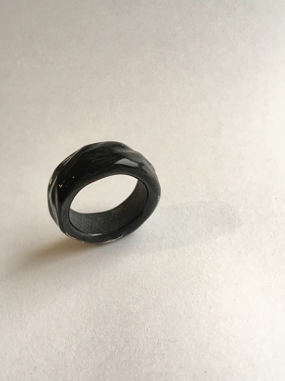 ブラック ガラスの指輪 1枚目の画像