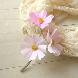 布の花　淡いピンクのコスモス３輪のコサージュ 1枚目の画像