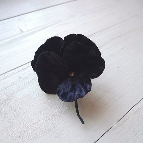 布の花 パンジー１輪のコサージュ 黒紫 コサージュ はなり 通販 Creema クリーマ ハンドメイド 手作り クラフト作品の販売サイト