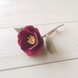 リネンの花　赤い椿のコサージュ・小【受注作製】 1枚目の画像