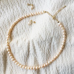 桜貝色の淡水パールのネックレスとピアスのセット 1枚目の画像