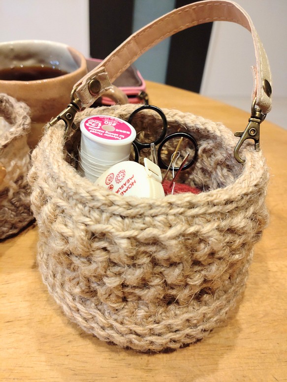 麻糸で編んだ小物入れ 手編み かご ピンクッション入れ コースター