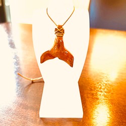 ハワイアン木製ネックレス　nai`a(ナイア)ハワイではイルカの意味。ドルフィンテールです。 1枚目の画像