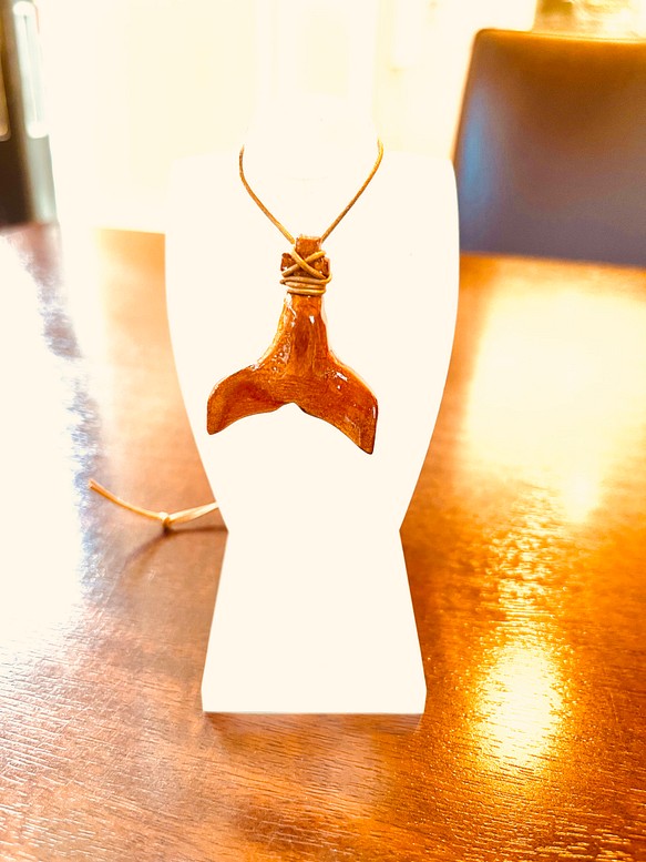 ハワイアン木製ネックレス　nai`a(ナイア)ハワイではイルカの意味。ドルフィンテールです。 1枚目の画像