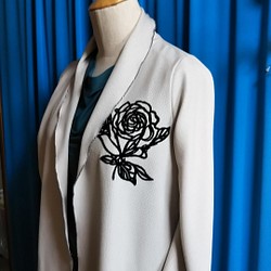コート    ベージュ
                 バラのお花がステキな軽いコート 1枚目の画像