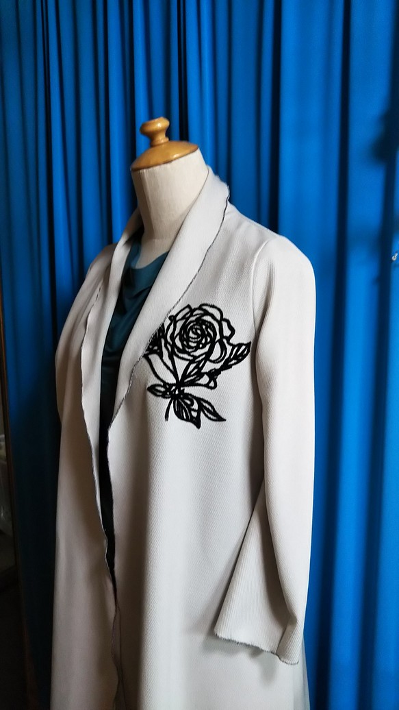 コート    ベージュ
                 バラのお花がステキな軽いコート 1枚目の画像