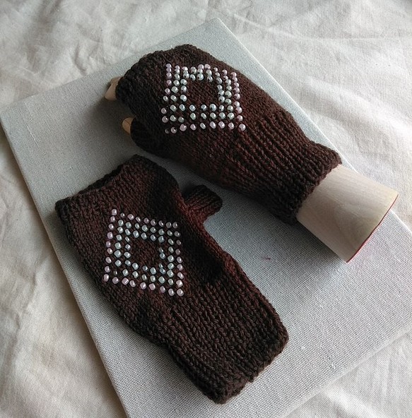 手編みスマホ手袋　ビーズ編み込み　チョコブラウン 1枚目の画像