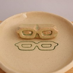メガネの立体箸置き＆お皿(メロン色＆アイボリー） 1枚目の画像