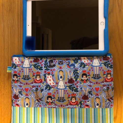 Ipadタブレットケース 小学生用 不思議の国のアリス ブルー Ipad タブレットケース Beesky 通販 Creema クリーマ ハンドメイド 手作り クラフト作品の販売サイト