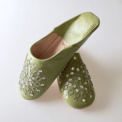 手工縫製的繡花拖鞋優雅橄欖Noara 第1張的照片